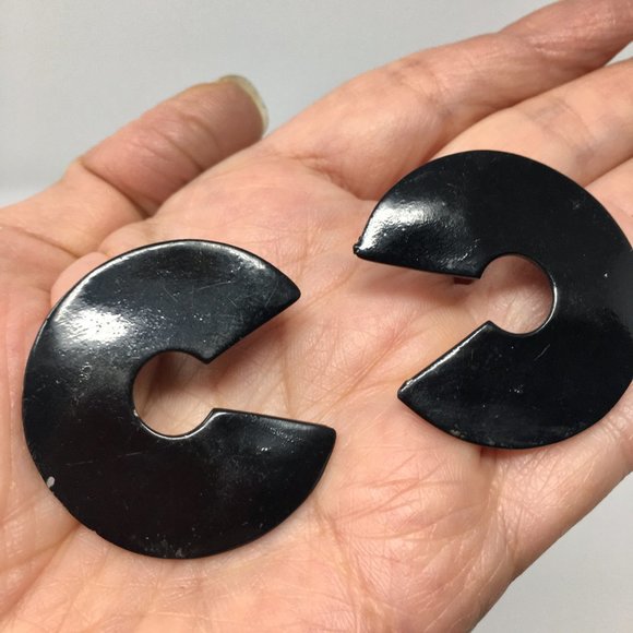 1980s Post-Modern Black Enameled Metal C Shape Earrings - Picture 4 of 10